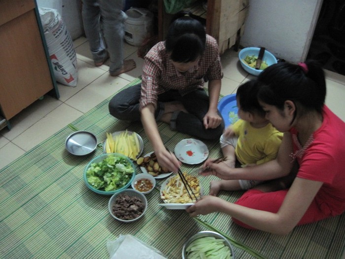 "Nem cuốn cần sự khéo léo, phô bày những nguyên liệu màu sắc bên trong như màu đỏ của tôm, màu hồng nhạt của thịt, màu xanh của rau, màu trắng của bún. Đầu tiên tôm và thịt rửa sạch, đem luộc chín tới, vớt ra để nguội, thái thịt thành những miếng dài, chẻ đôi tôm theo chiều dọc sống lưng. Ngoài ra giò lụa thái dài, rau xà lách rửa sạch, tách riêng từng lá, nhặt sạch rau thơm, hẹ. Sau đó trải bánh đa nem ra đĩa bằng, đặt tôm, thịt, giò lụa, bún, rau thơm, xà lách, hẹ lên bánh đa nem, cuốn lại với chiều dài vừa ăn. Khi ăn, chấm với nước mắm có pha thêm chanh, ớt, tỏi, đường, bột ngọt đậm đà tình chất Umami, nước lọc, vừa ăn. Với cách làm như trên tôi đã có được món nem cuốn hấp dẫn"